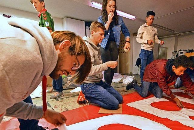 Junge Sportclub- und Leverkusen-Fans machen gemeinsame Choreo