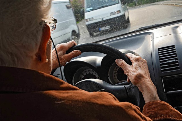 ltere Autofahrer sind vorsichtig &#8211; aber mitunter auch berfordert.  | Foto: dpa