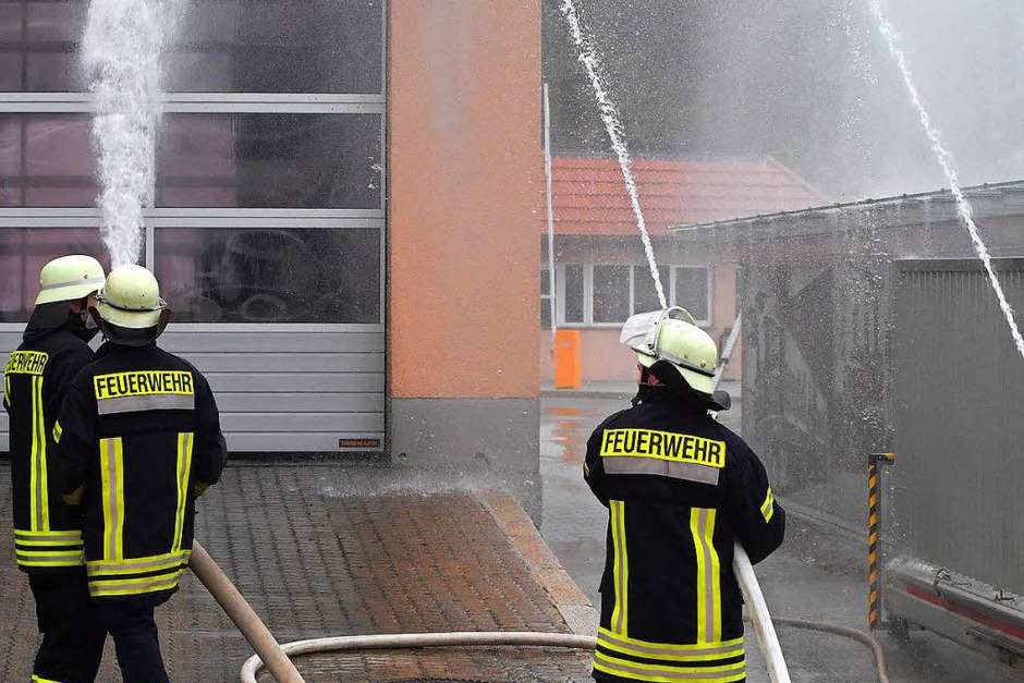 Einsatz zeigten die Kameraden bei der Übung auf dem Gelände der Rothaus Brauerei. (Foto: Wolfgang Scheu) Einsatz zeigten die Kameraden bei der Übung auf dem Gelände der Rothaus Brauerei. (Foto: Wolfgang Scheu)