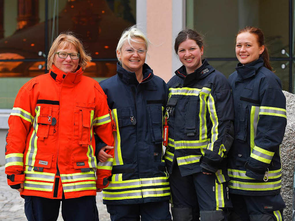 Unter den 111 Einsatzkrften der Feuerwehren waren auch vier Feuerwehrfrauen (von links): Sibylle Strittmatter aus Grafenhausen und die Bonndorferinnen Christine Brunner, Theresa Maas und Anna Ketterer.
