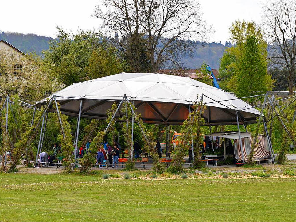 Vacono Dome umgeben vom  Grn des Tutti-Kiesi-Kulturparks