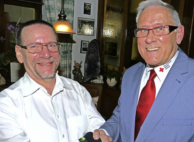 Paul Schmidt (links) bekam von  Dieter...-Kreisvorstand die Ehrennadel in Gold.  | Foto: Christa Hlter-Hassler