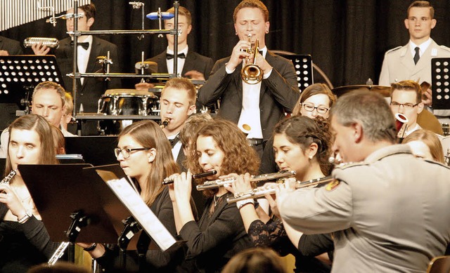 Zum Abschluss des Konzertabends in Lau...usammen mit dem Heeresmusikkorps Ulm.   | Foto: Charlotte Frse