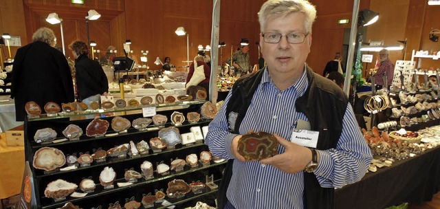 Aussteller Peter Jeckel aus Worms auf der Mineralienbrse mit einem Achat  | Foto: Michael Gottstein