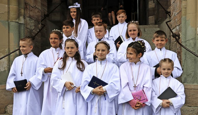 13 Mdchen und Jungen feierten gestern...usik zur Kirche geleitet worden waren.  | Foto: Martha Weishaar