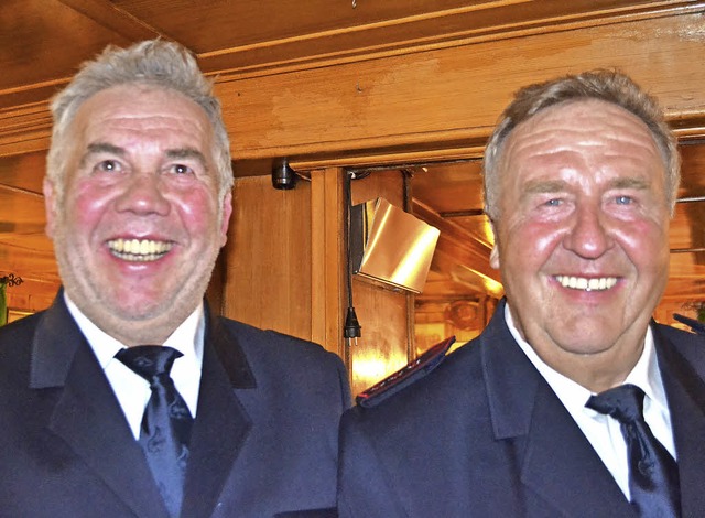 Rudolf Hofmeier (links) und Heinrich B...gehren seit 50 Jahren zur Feuerwehr.   | Foto: Schilling
