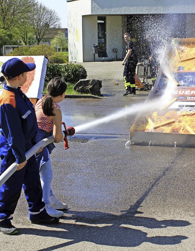 Treffer: Die Kinder durften sich wie Feuerwehrleute fhlen.   | Foto: Caf