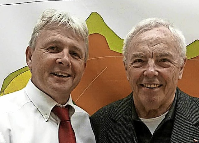 Karl Gilgin (rechts) wurde vom DRK Bad...nder Thomas Gilgin   gratulierte ihm.   | Foto: Privat