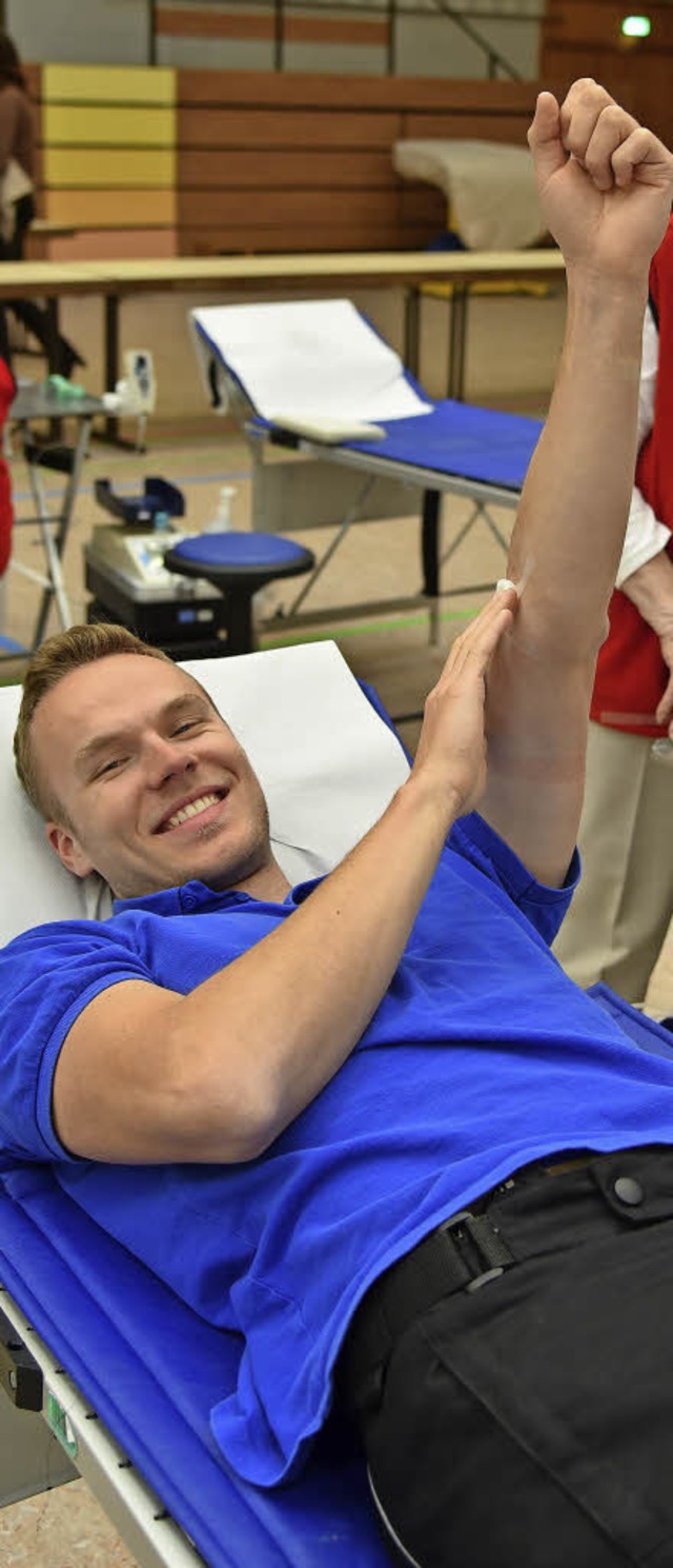 Yannik Khler ist beim Blutspenden in guter Stimmung.   | Foto: M. Eckert