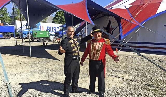 Circusdirektor Henry Frank (links) und...en fr diesen Montag noch einmal ein.   | Foto: weizenecker