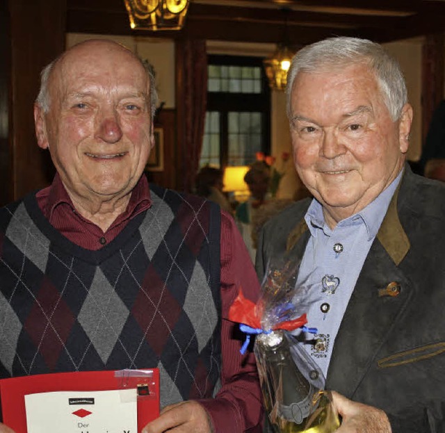 Manfred Rein (rechts) ehrte Werner Mau...-jhrige Treue zum Schwarzwaldverein.   | Foto: Werner Schnabl