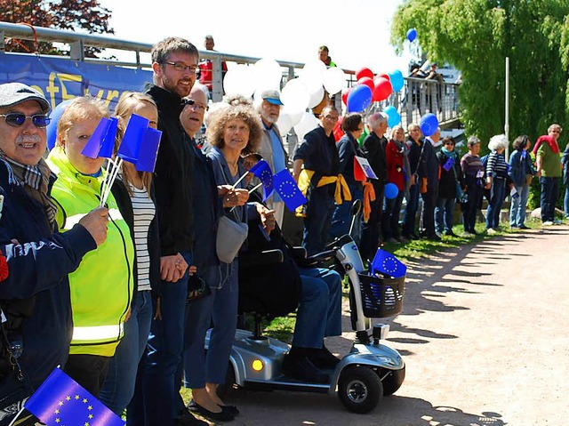 Eine Menschenkette fr ein Europa der ...;Pulse of Europe&#8220; im Rheinpark.   | Foto: Mink