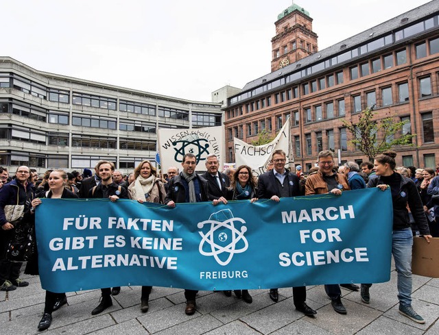 Der March for Science vor der Freiburger Universitt  | Foto: dpa