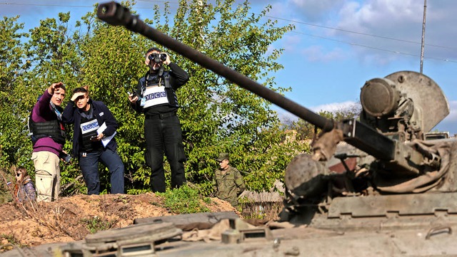 OSZE-Beobachter berwachen im Oktober ...ssischer Separatisten aus einem Dorf.   | Foto: AFP