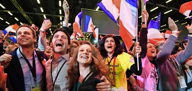 Anhnger von Emmanuel Macron feiern de...gutes Abschneiden im ersten Wahlgang.   | Foto: AFP