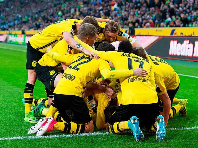 Ein Haufen Glck: Die Spieler des BVB feiern nach dem entscheidenden Tor.   | Foto: dpa