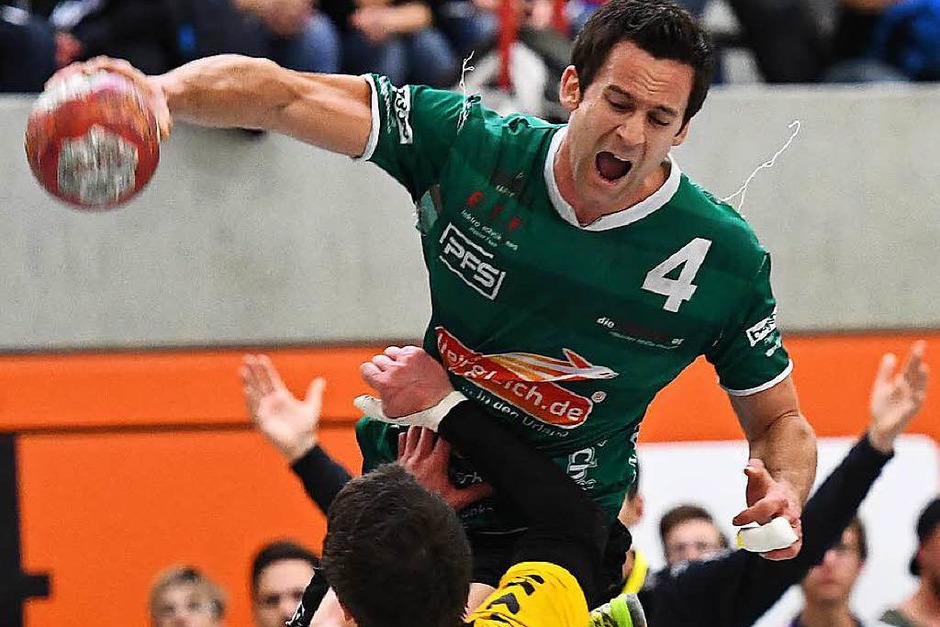 Gut und gerne 600 Zuschauer in der rappelvollen St. Georgener Roßberghalle fieberten beim Spitzenspiel der Handball-Landesliga mit. Am Ende bejubelte St. Georgen die Meisterschaft, Herbolzheim war geschlagen. Zumindest für dieses eine Spiel. (Foto: Achim Keller) Gut und gerne 600 Zuschauer in der rappelvollen St. Georgener Roßberghalle fieberten beim Spitzenspiel der Handball-Landesliga mit. Am Ende bejubelte St. Georgen die Meisterschaft, Herbolzheim war geschlagen. Zumindest für dieses eine Spiel. (Foto: Achim Keller)
