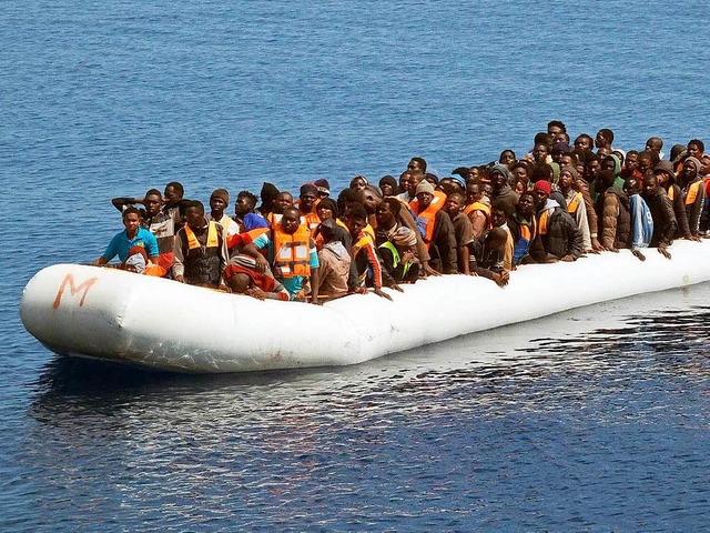 Flchtlinge im Mittelmeer  | Foto: dpa