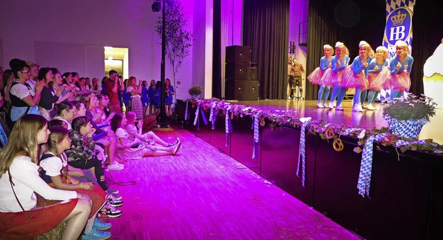 Frhlingsfest der Tnze im Brgerhaus: Auf der Bhne NZO-Ballett Niederhausen.  | Foto: Ute Schler