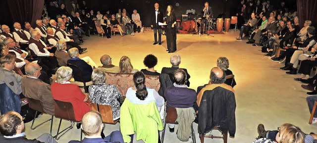 Das Freie Theater Waldkirch wurde bei ...ker, Sessel und Sofas herbeigetragen.   | Foto: Fotos: Sredniawa