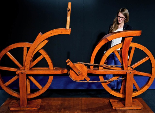 Ein Fahrrad aus Holz, gebaut nach eine... eines Schlers von Leonardo da Vinci   | Foto: dpa