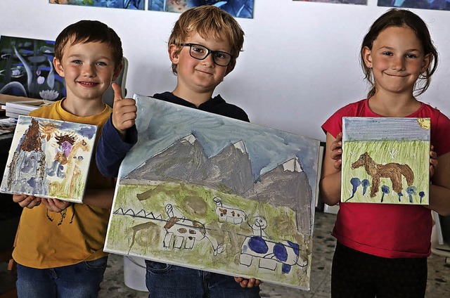 Sebastian, Luc und Lisa (von links) mit ihren Werken   | Foto: Theodor Weber