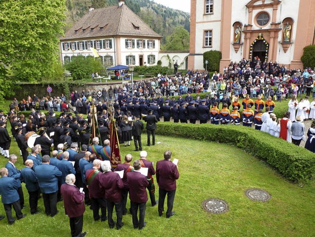 Gro und farbenprchtig war die Prozes...schluss auf dem Kirchenvorplatz fand.   | Foto:  Eberhard Gross