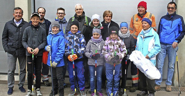 Nur gut ein Dutzend Helfer beteiligte sich an der Ortsputzete in Hinterzarten.   | Foto: DIETER MAURER