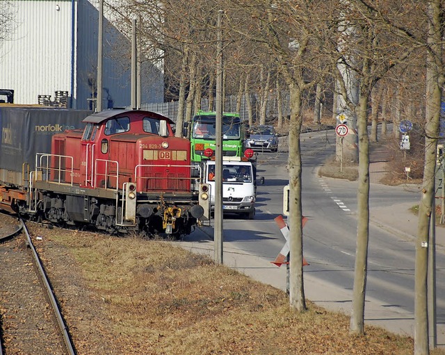 Wo die Hafenbahn die Alte Strae  quert, brckelt Asphalt.   | Foto: ZVG