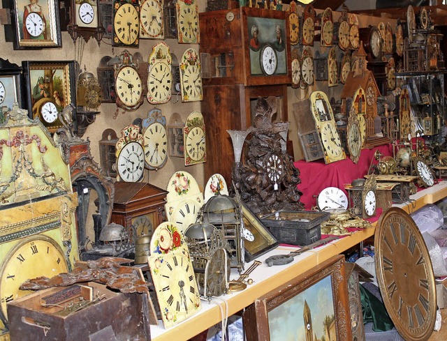 Uhren aller Stilrichtungen wurden bei ...ntik-Uhrenbrse zum Verkauf angeboten.  | Foto: Heidrun und Gert Brichta