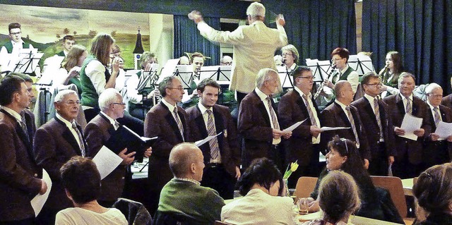 Der Musikverein &#8222;Freundschaft&#8...nsam auf der Bhne &#8211; und davor.   | Foto: U. Osswald