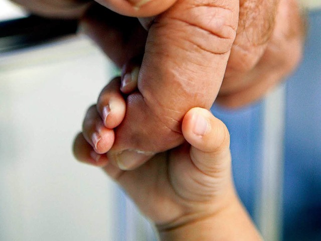 Eine starke Papa-Hand   | Foto: dpa