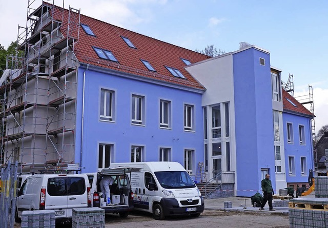 Erffnet wurde jetzt in Umkirch  das H...Haussegen durch die Pfarrer (rechts).   | Foto: Julius Steckmeister