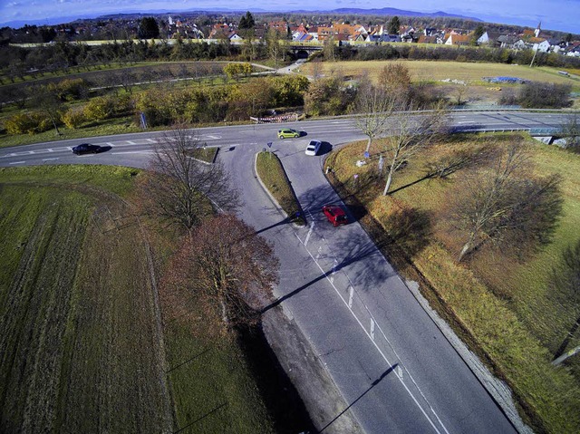 An dieser Kreuzung zwischen K4953 aus ...echt) soll der Kreisverkehr entstehen.  | Foto: Michael Saurer