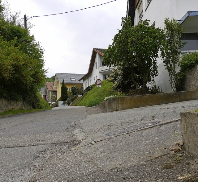 Der Teufelsburgweg muss saniert werden...Hausanschlsse mssen erneuert werden.  | Foto: Christel Hlter-Hassler