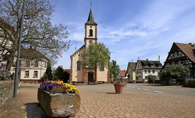 Wichtig fr das Dorfleben: das Zentrum um das Rathaus und die Kirche   | Foto: Christoph Breithaupt