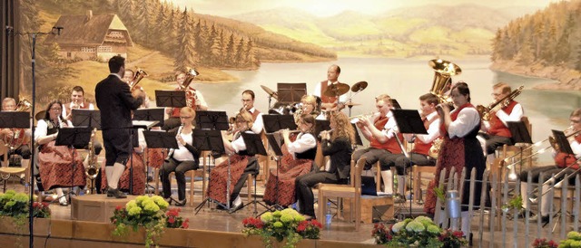 Die Trachtenkapelle Blasiwald stellte ...hluchsee die Schweiz musikalisch vor.   | Foto: Evamarie Kurfess