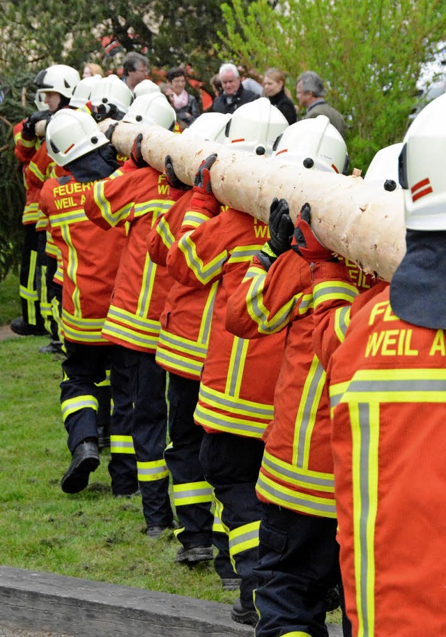 Krftig anpacken werden die Mrkter Fe...g darum geht, den Maibaum zu stellen.   | Foto: LAUBER