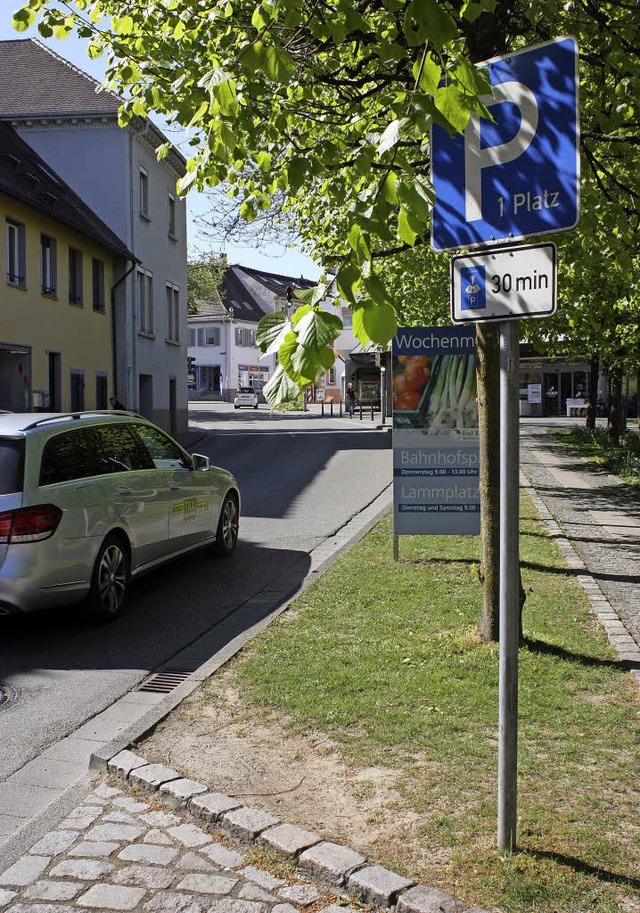 Wegen der Parkplatznot in der Bad Kroz...loszukaufen, kostet seit Montag mehr.   | Foto: Barbara Schmidt