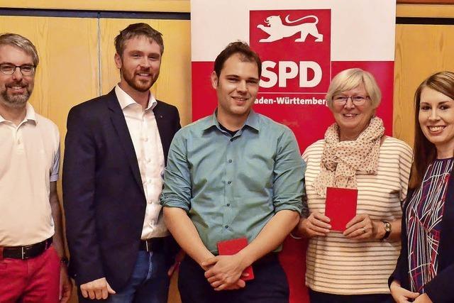 Endlich waren die roten Parteibcher wieder lieferbar