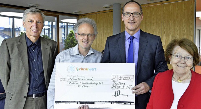 Eine Spende ber 10000 Euro hat Jrg V...ai und Ellen Brockwoldt gratulierten.   | Foto: Michael Bamberger