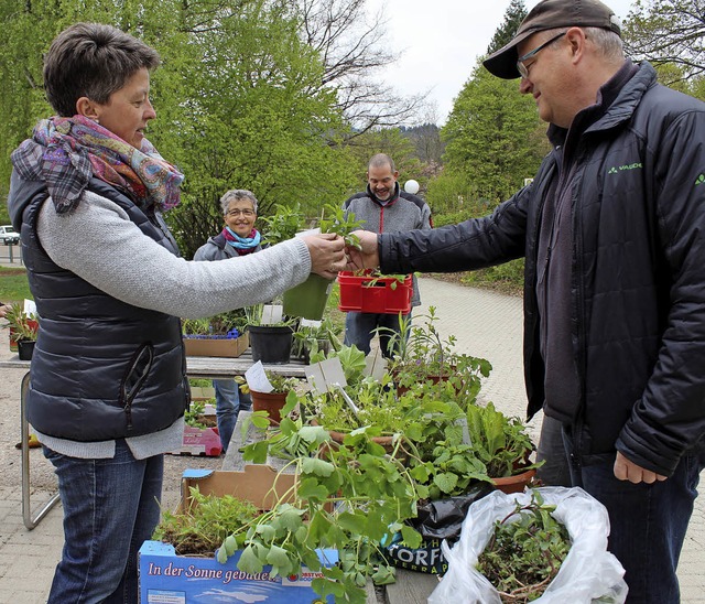 Ina Saumer (links) gibt einem Interess...ie Pflege der neu erworbenen Pflanzen.  | Foto: Erich Krieger
