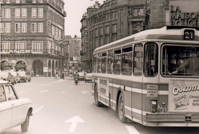 Der Bus 21 in den 80er-Jahren am Place Kleber in Straburg   | Foto: Mcheri Miloud