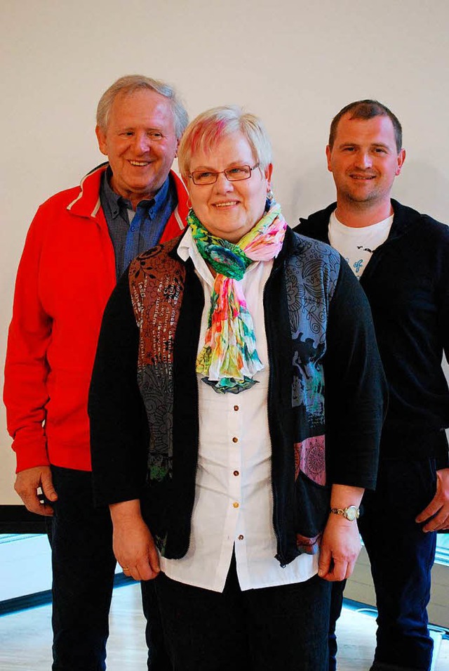 Hermann Altbrger, Elke Hambrecht und ...Schillinger bei der Blutspenderehrung.  | Foto: Sylvia-Karina Jahn