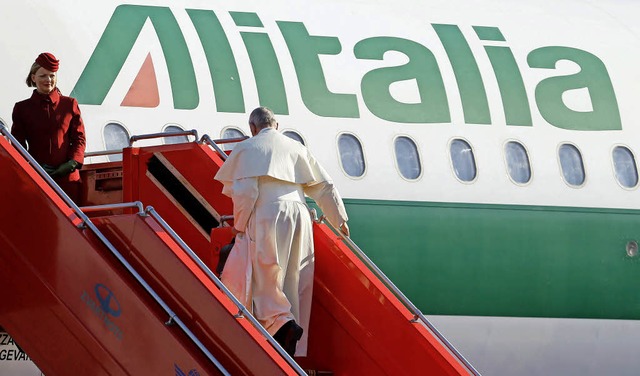 Papst Franziskus im Juni 2016 auf dem Weg in den Flieger   | Foto: dpa
