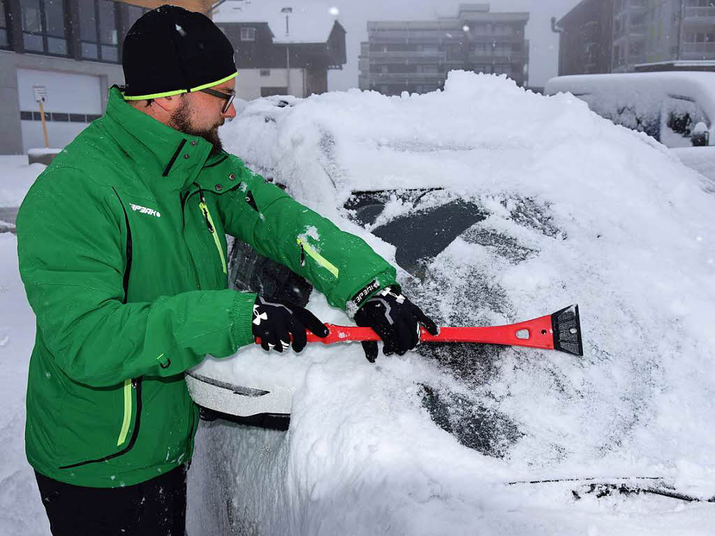 Ran an den Feger: Autofahrer am Feldberg mussten ihre Wagen am Mittwochmorgen erst einmal von Schnee befreien.