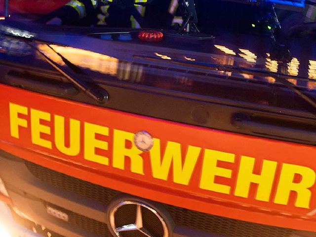 Die Feuerwehr ist vor Ort.   | Foto: dpa