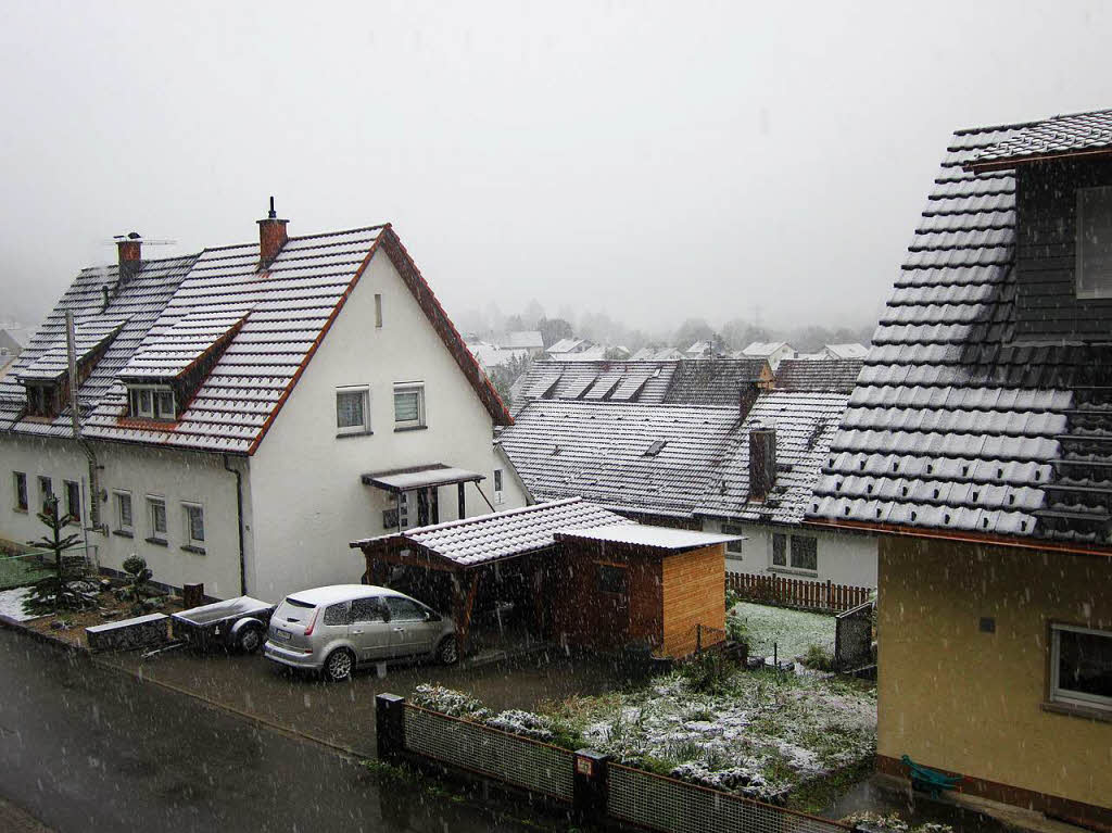 Schnee legt sich auch ber Schwrstadt, 2 Zentimeter hat Wetterbeobachter Helmut Kohler morgens gemessen