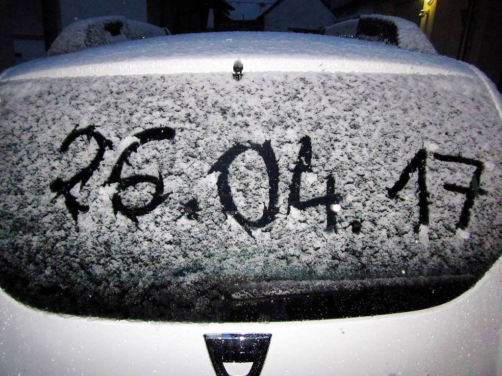Schnee legt sich auch ber Schwrstadt, 2 Zentimeter hat Wetterbeobachter Helmut Kohler morgens gemessen