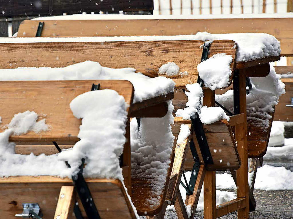 Die Terrasse der Traditionsgaststtte Holzschlgermatte ist im Winterschlaf.